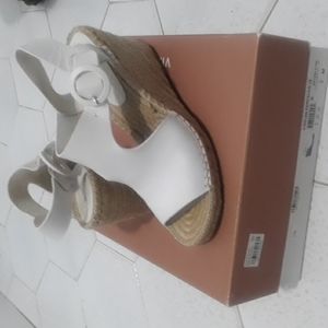 I am selling shoes and a skirt.